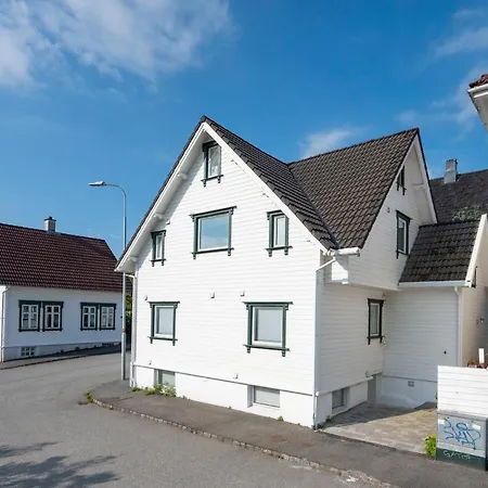 Unique And Spacious Close To Centre *