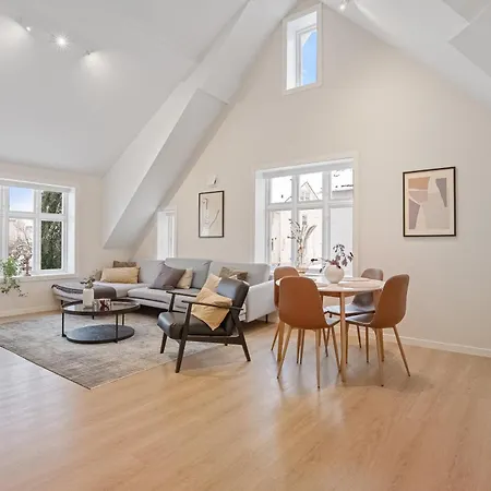 Unique And Spacious Close To Centre Daire *