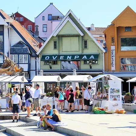 Unique And Spacious Close To Centre דירה *