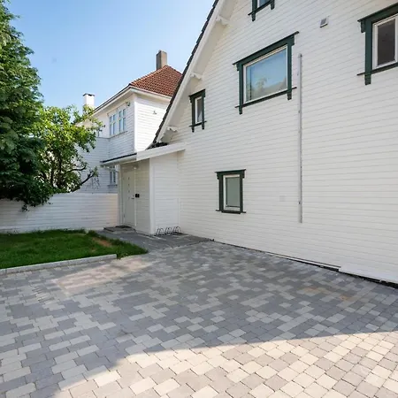 Unique And Spacious Close To Centre דירה *